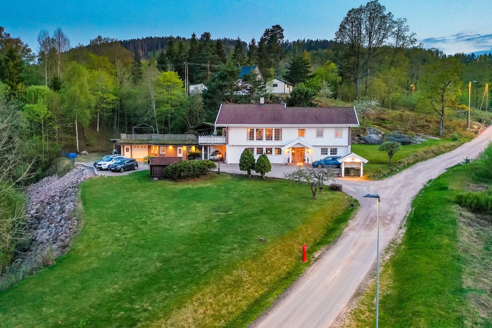 Isdamveien 13 har en svært flott beliggenhet i et attraktivt og meget barnevennlig boligområd på Tangen i Svelvik. Galleribilde