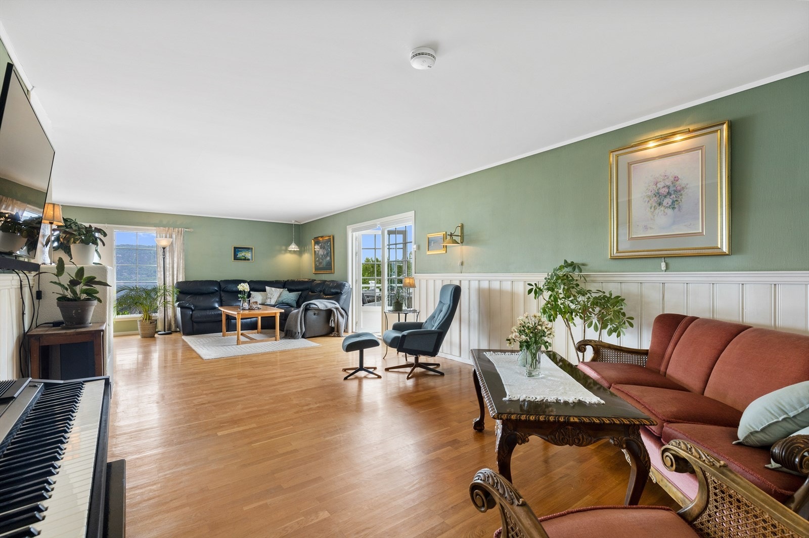 Stuen er romslig og kan enkelt innredes i flere soner. Galleribilde