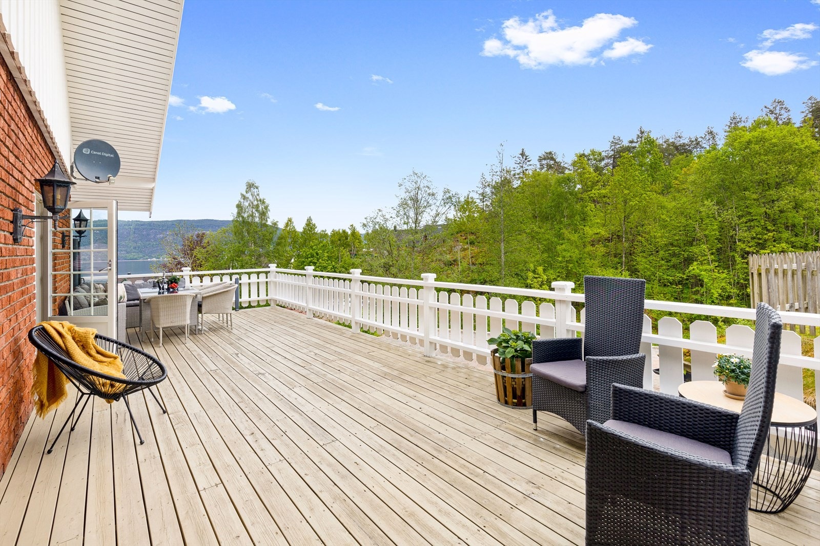 Fra stuen er det utgang til en flott terrasse. Galleribilde