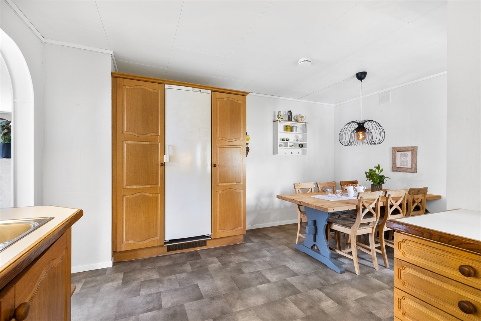 Innredningen har avsatt plass for kjøleskap. Galleribilde