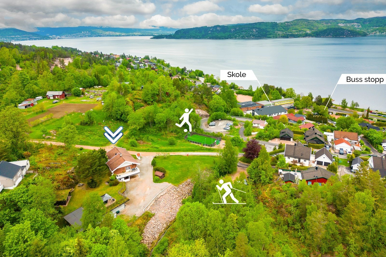 Fra eiendommene er det kun få minutters gange til fotballbane, Tangen barneskole, bussholdeplass og flotte rekreasjonsmuligheter. Galleribilde