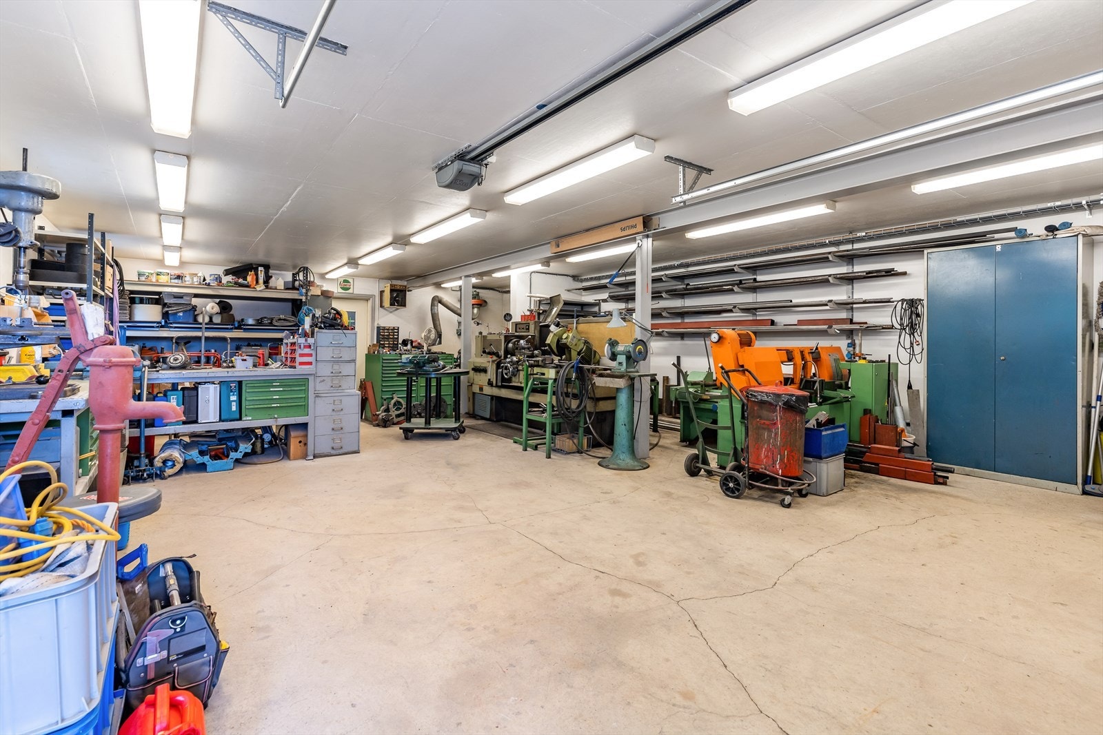 Det er god plass til parkering eller lagring. Galleribilde