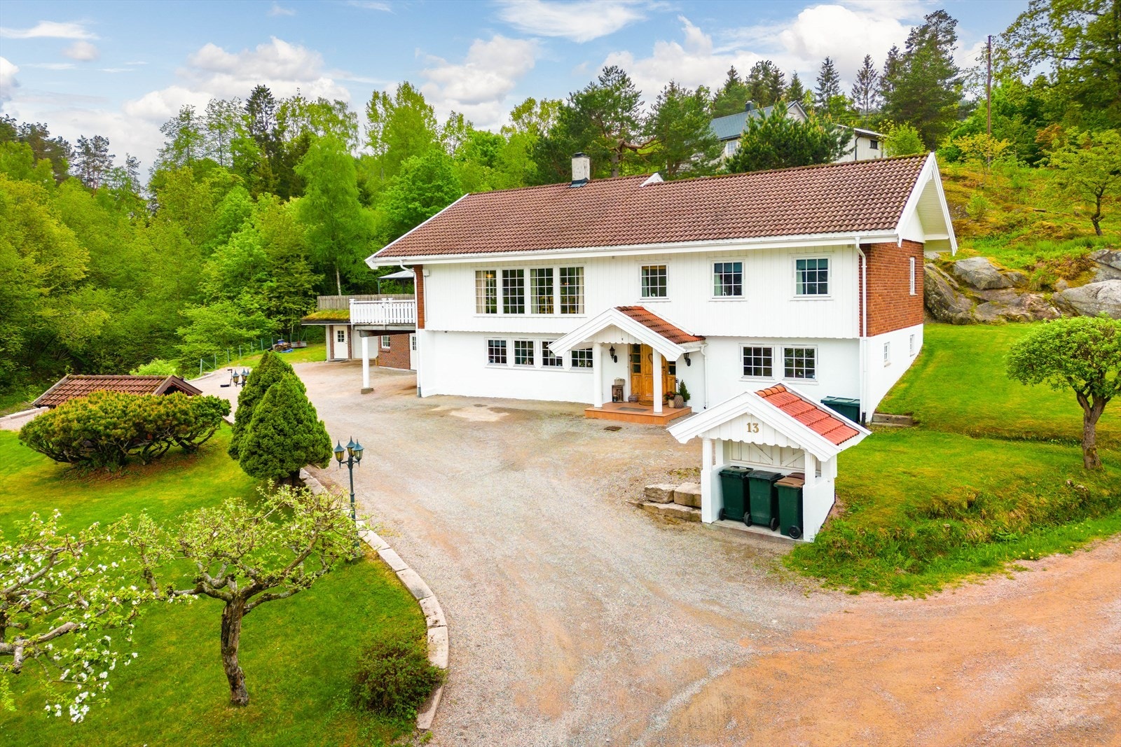 Eiendommen er pent opparbeidet med skjermende beplantning, tore gressplener med fine grupperinger med paviljong og grillhus. Galleribilde