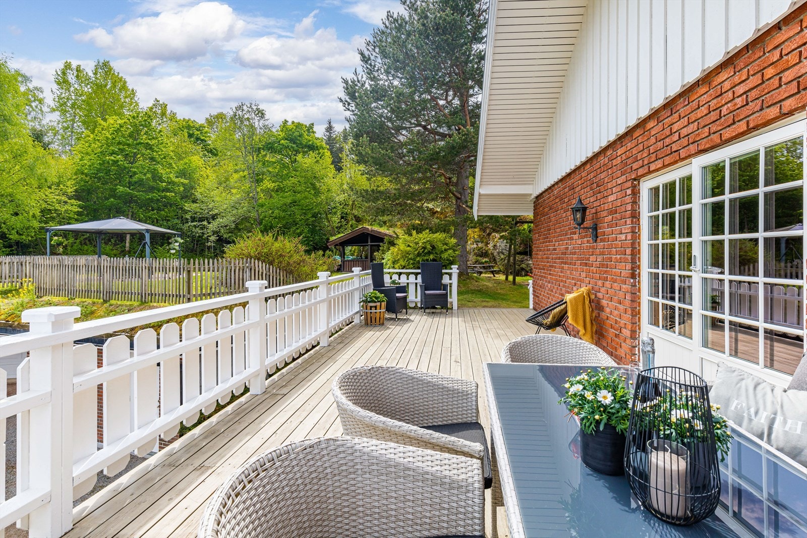 Terrassen har god plass til møblering. Galleribilde