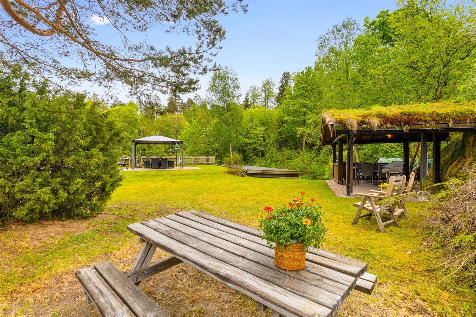 Hagen ligger skjermet og usjenert. Galleribilde