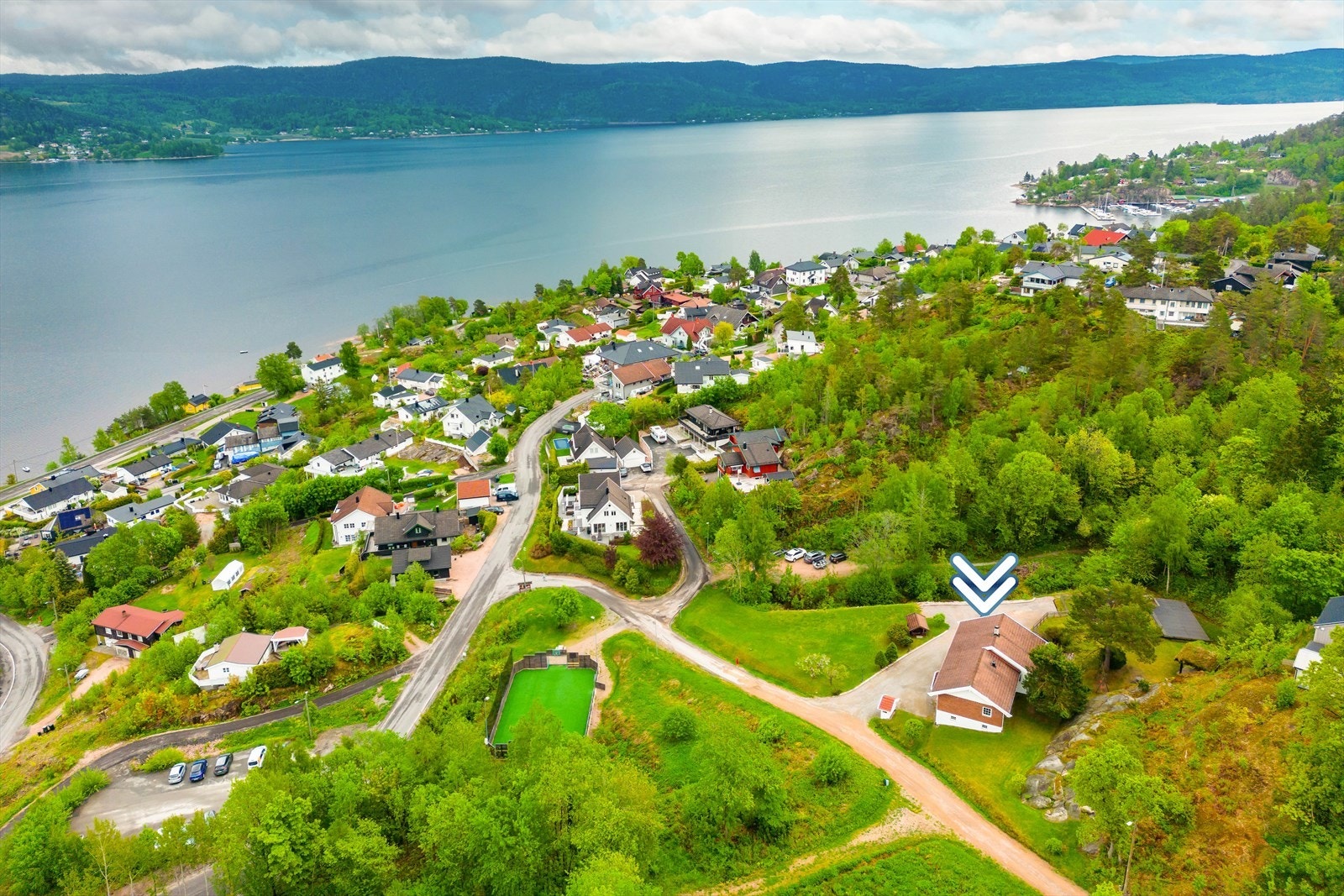 Eiendommen ligger rolig og usjenert til øverst i boligfeltet, med fantastisk utsikt over fjorden samt fine solforhold. Galleribilde