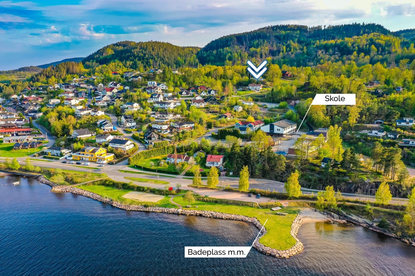 Isdamveien 13 har en svært flott beliggenhet i et attraktivt og meget barnevennlig boligområde på Tangen i Svelvik. Galleribilde