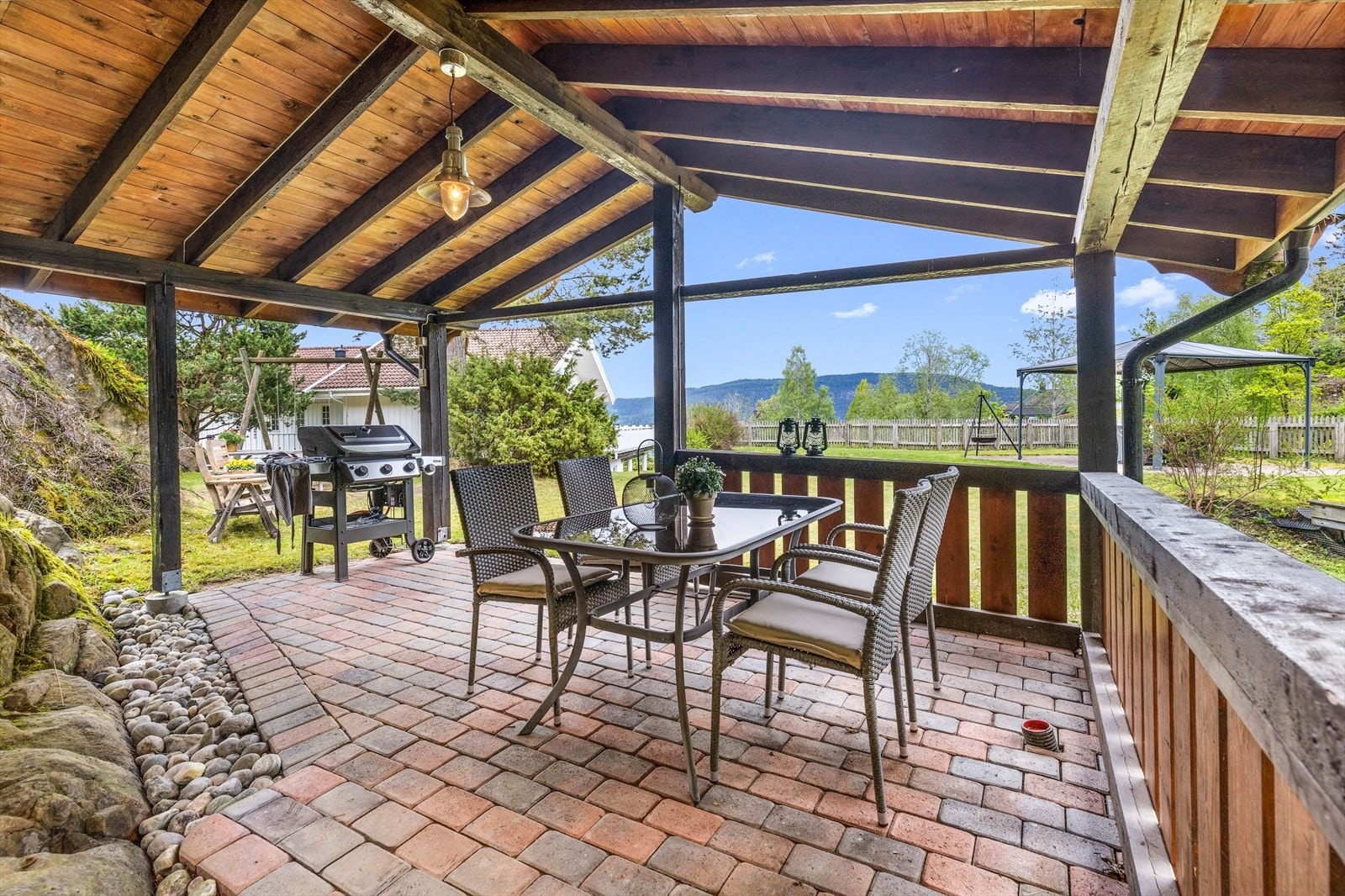 I hagen er det bygget en grillstue. Galleribilde