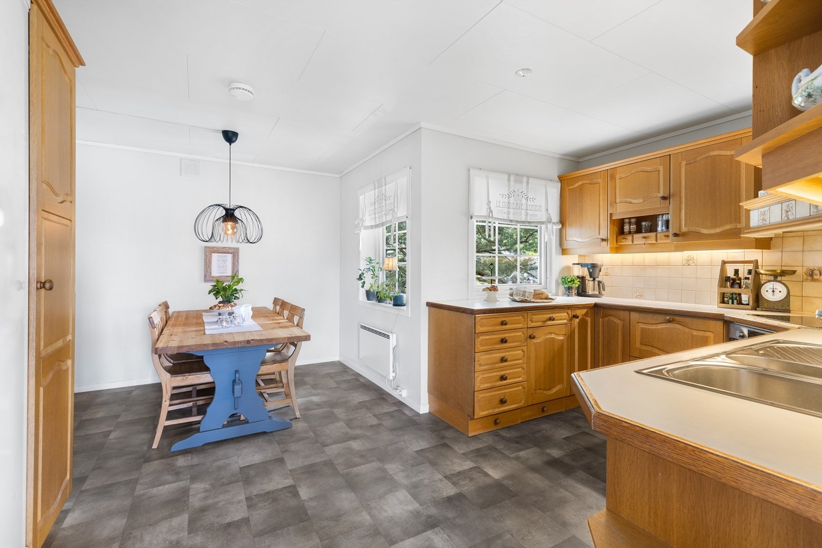 Kjøkkenet har plass til spisebord. Galleribilde