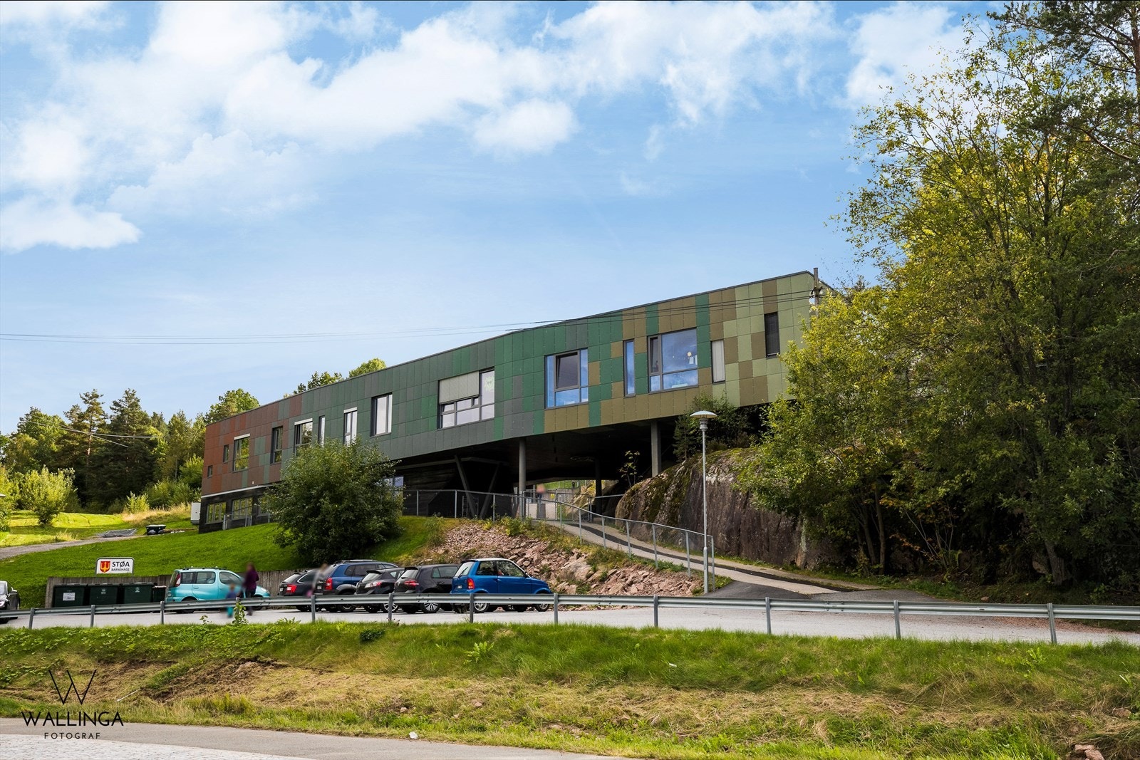 Støa barnehage ligger 2 km unna, samt kort gangavstand på ca. 200 meter til Tangen barneskole. Galleribilde