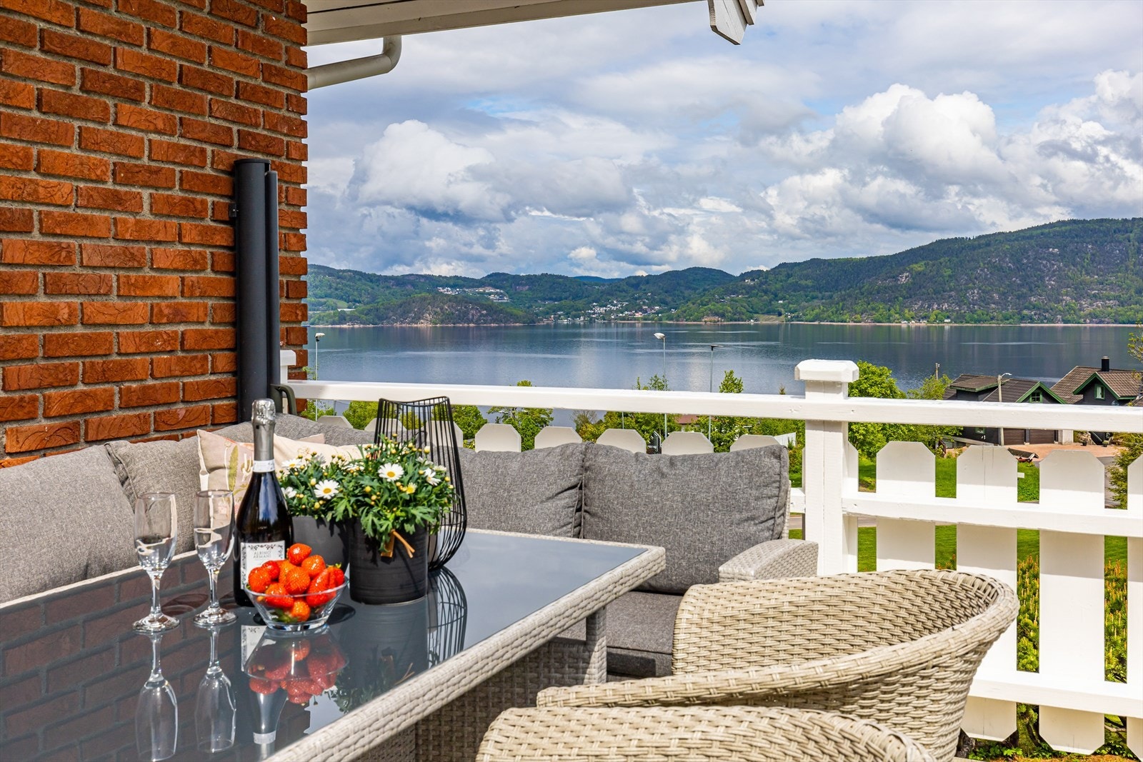 Fra terrassen kan man nyte flott fjordutsikt. Galleribilde