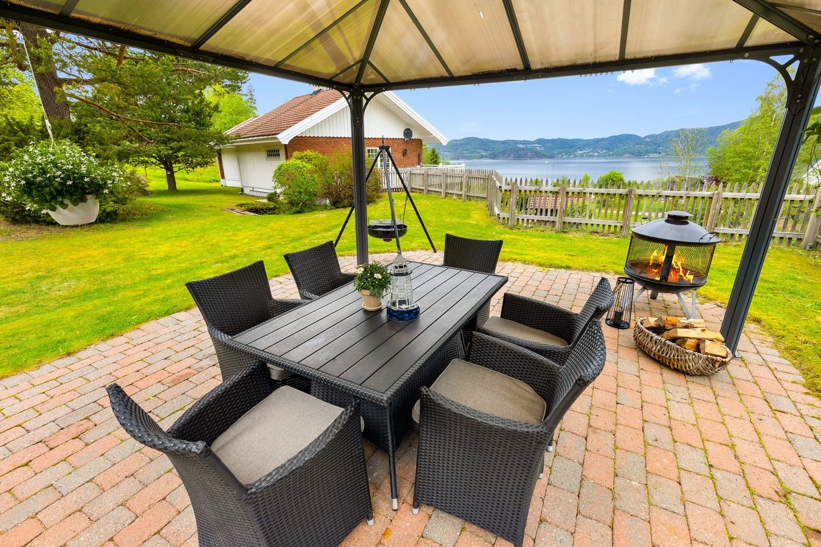 Fra uteplassene i hagen kan man også nyte flott utsikt. Galleribilde