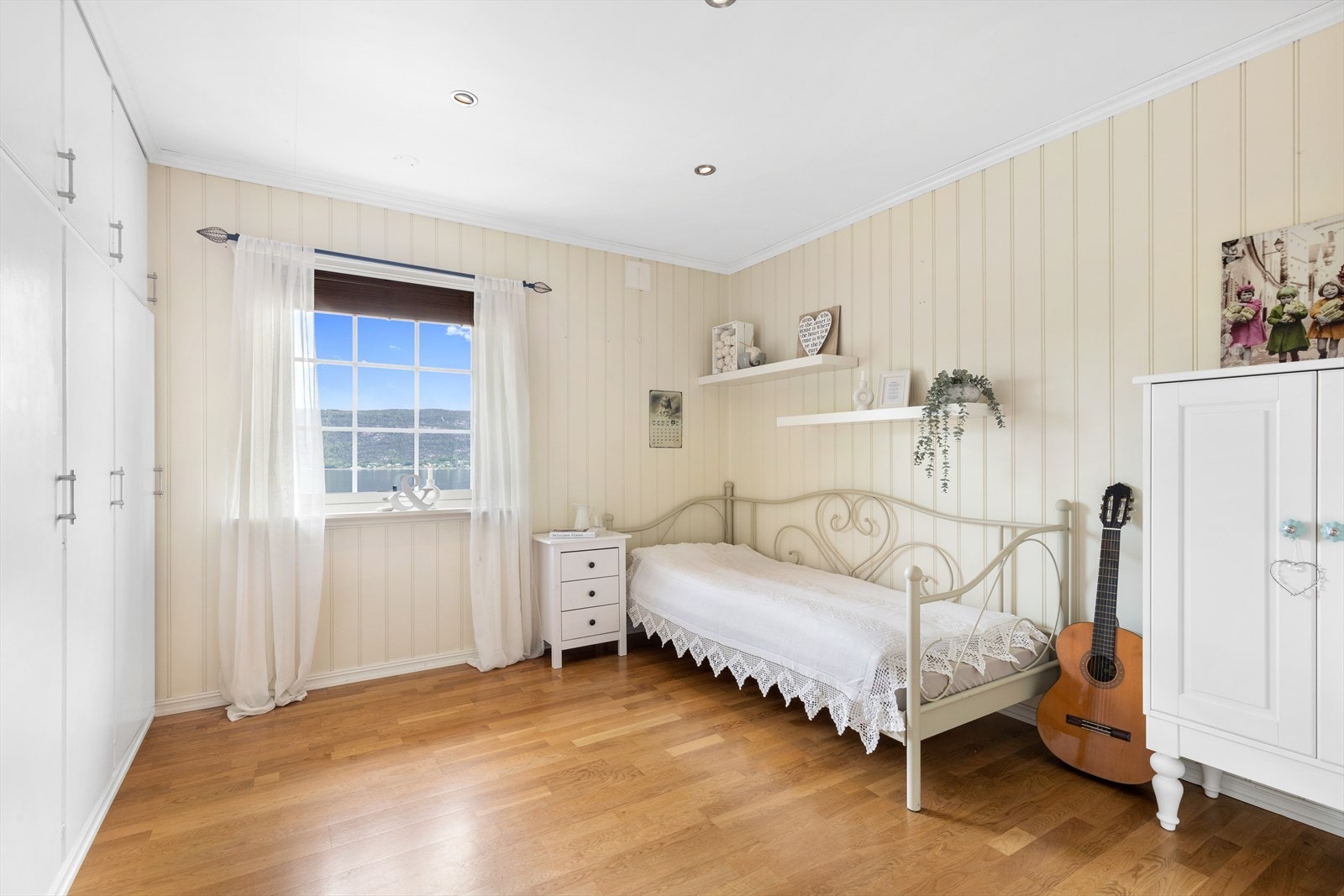 Lyst og trivelig soverom nr. 2. med garderobe. Galleribilde