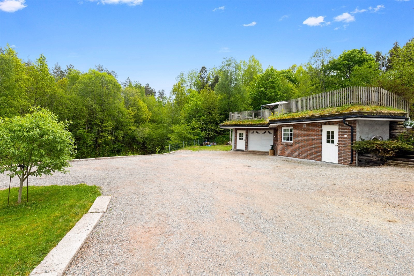 For øvrig er det god plass til parkering på romslig gårdsplass. Galleribilde