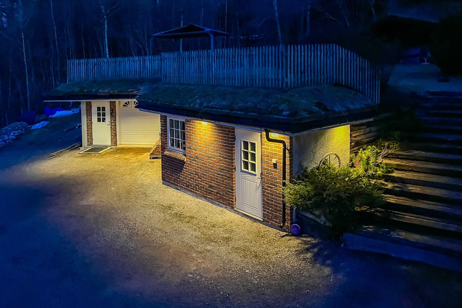 Eiendommen har en stor garasje med verksted og kontor. Kan også være et solid fundament for videre utbygging, dersom kommunen godtar dette. Galleribilde