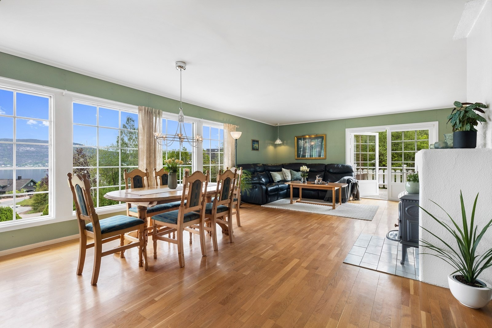 Boligen har en romslig vinkelstue i 1. etasje. Galleribilde