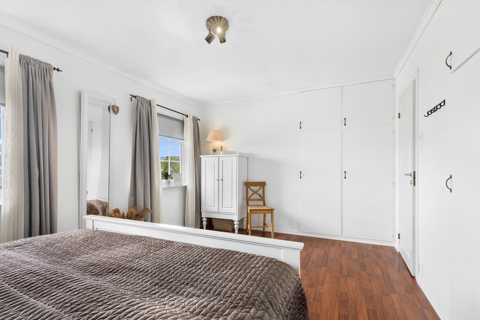 Hovedsoverommet har en stor garderobe og flott utsikt. Galleribilde