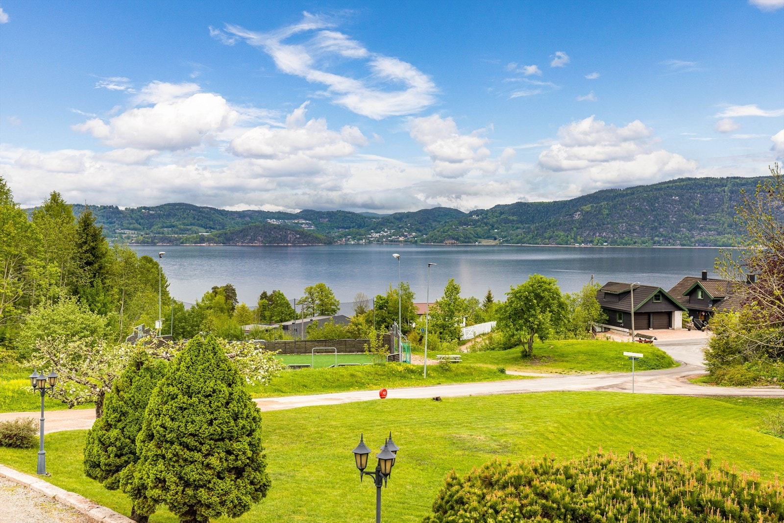 Fra terrassen kan man nyte flott fjordutsikt. Galleribilde
