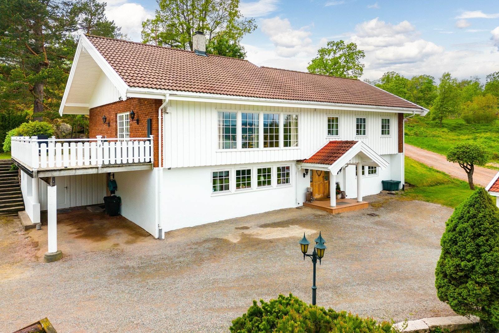 Boligen har en familievennlig planløsning med store oppholdsrom og mye boltreplass. Galleribilde