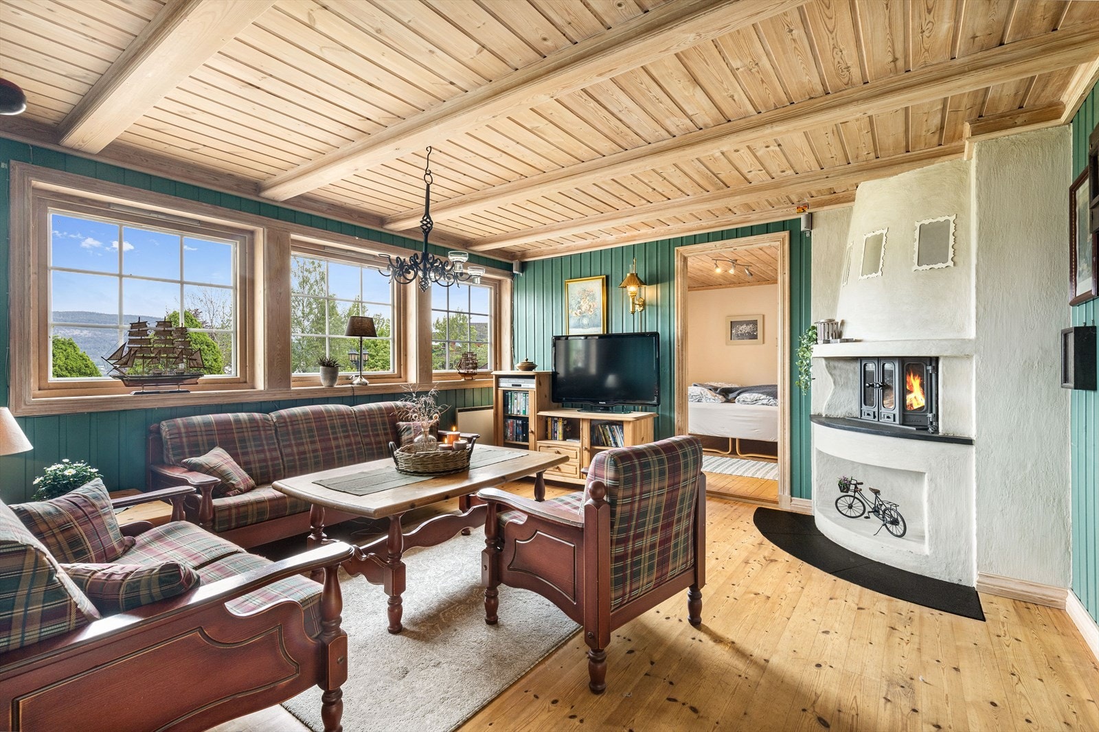 Innredet kjellerstue med peis. (Rommet er ikke godkjent som rom til varig opphold) Galleribilde