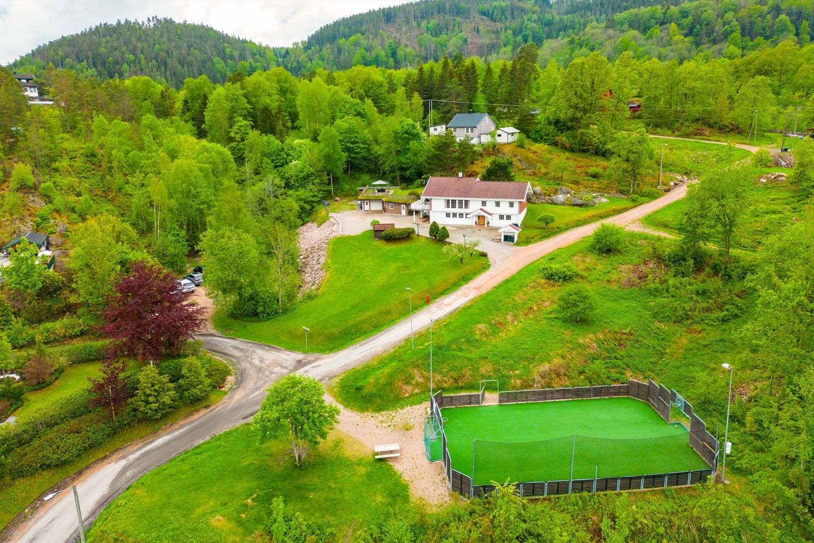 Isdamveien 13 har en svært flott beliggenhet i et attraktivt og meget barnevennlig boligområde. Galleribilde