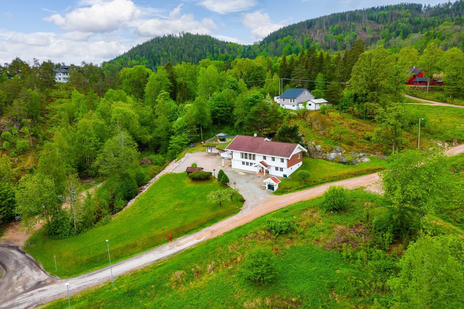 Fra eiendommene er det kun få minutters gange til strand, brygge og fjorden, med gode bade- og fiskemuligheter. Galleribilde