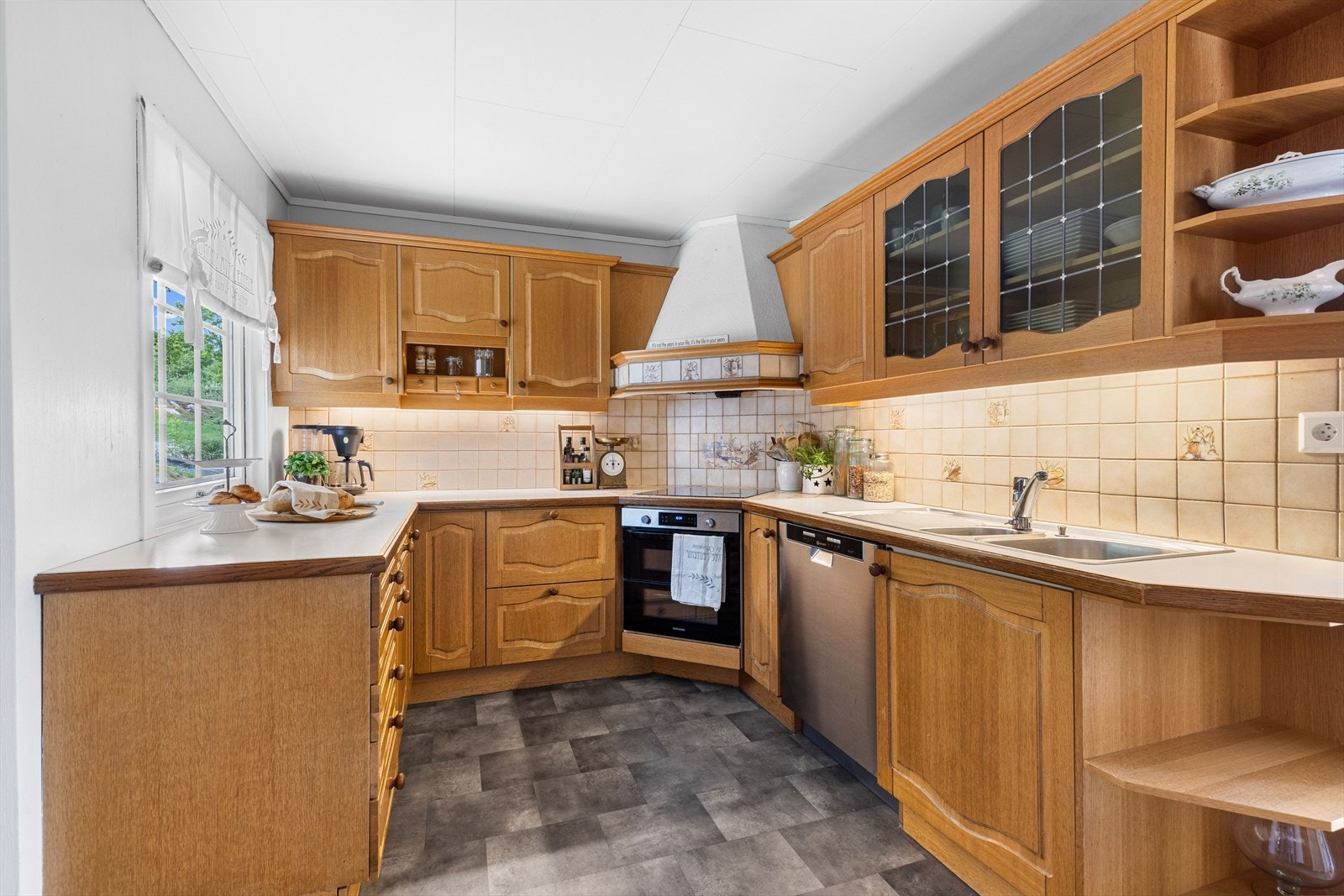 Boligen har et trivelig kjøkken med integrert stekeovn og platetopp. Galleribilde