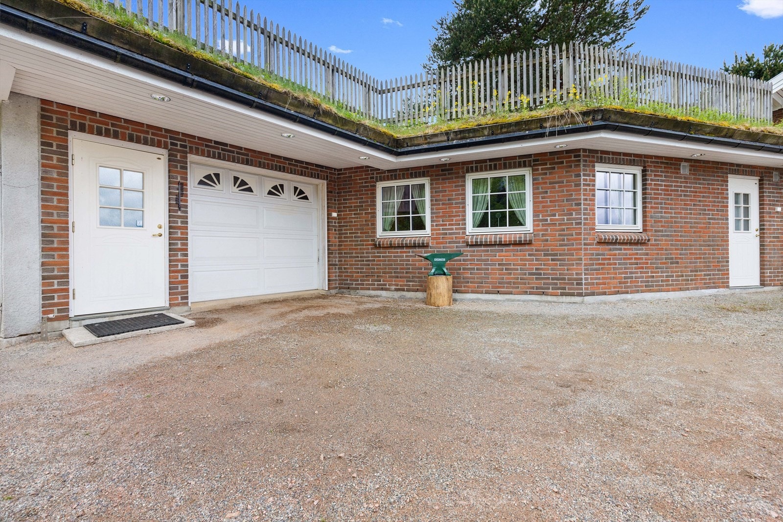 Garasjen har plass for 2 biler. Galleribilde