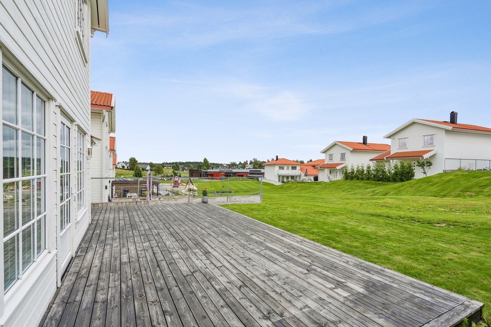 Terrassen har fri sikt og gode solforhold. Plenen mellom husrekkene er felles, og opparbeides til akebakke på vinterstid. Nederst ved lekeplassen finnes det grusbane, som på vinteren blir opparbeidet til skøytebane Galleribilde