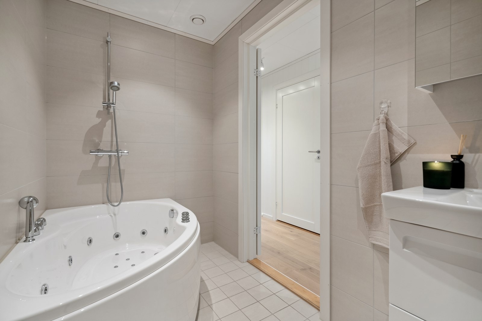 Badet i andre etasje er delikat flislagt, har boblekar og lys innredning. Galleribilde
