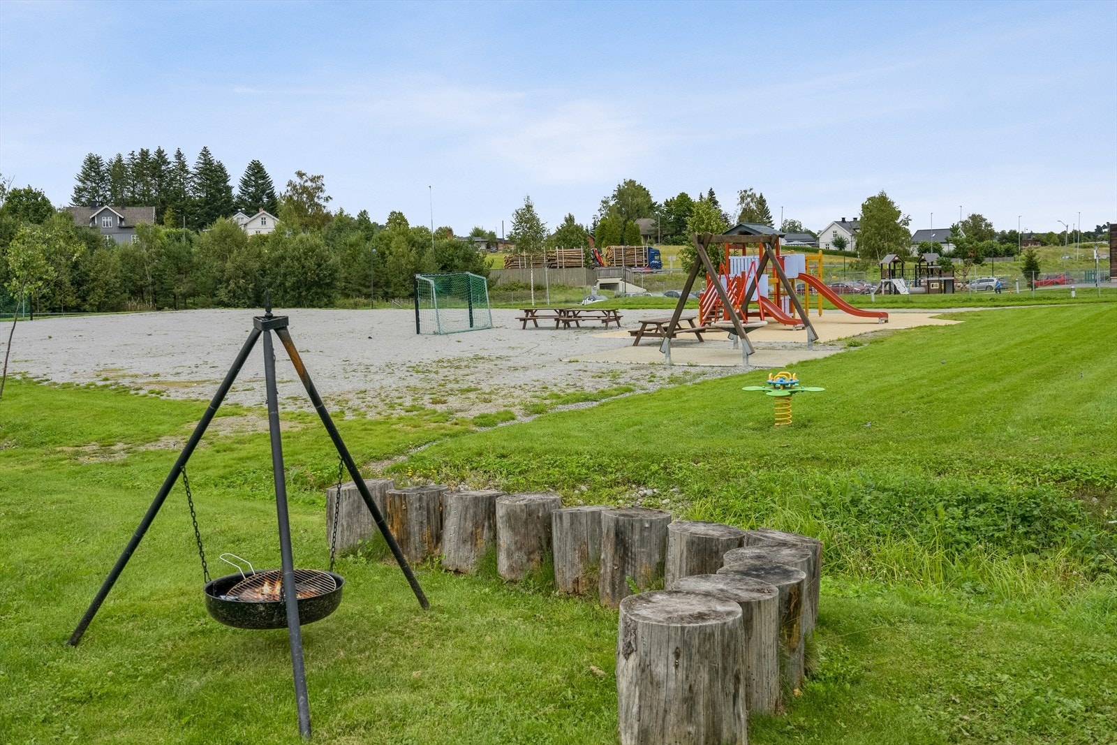 Lekeplassen, grusbanen og grillplassen brukes godt av beboere i området, og er et hyggelig sosialt treffpunkt for store og små, året rund. Grusbanen blir preparert til skøytebane på vinteren. Galleribilde
