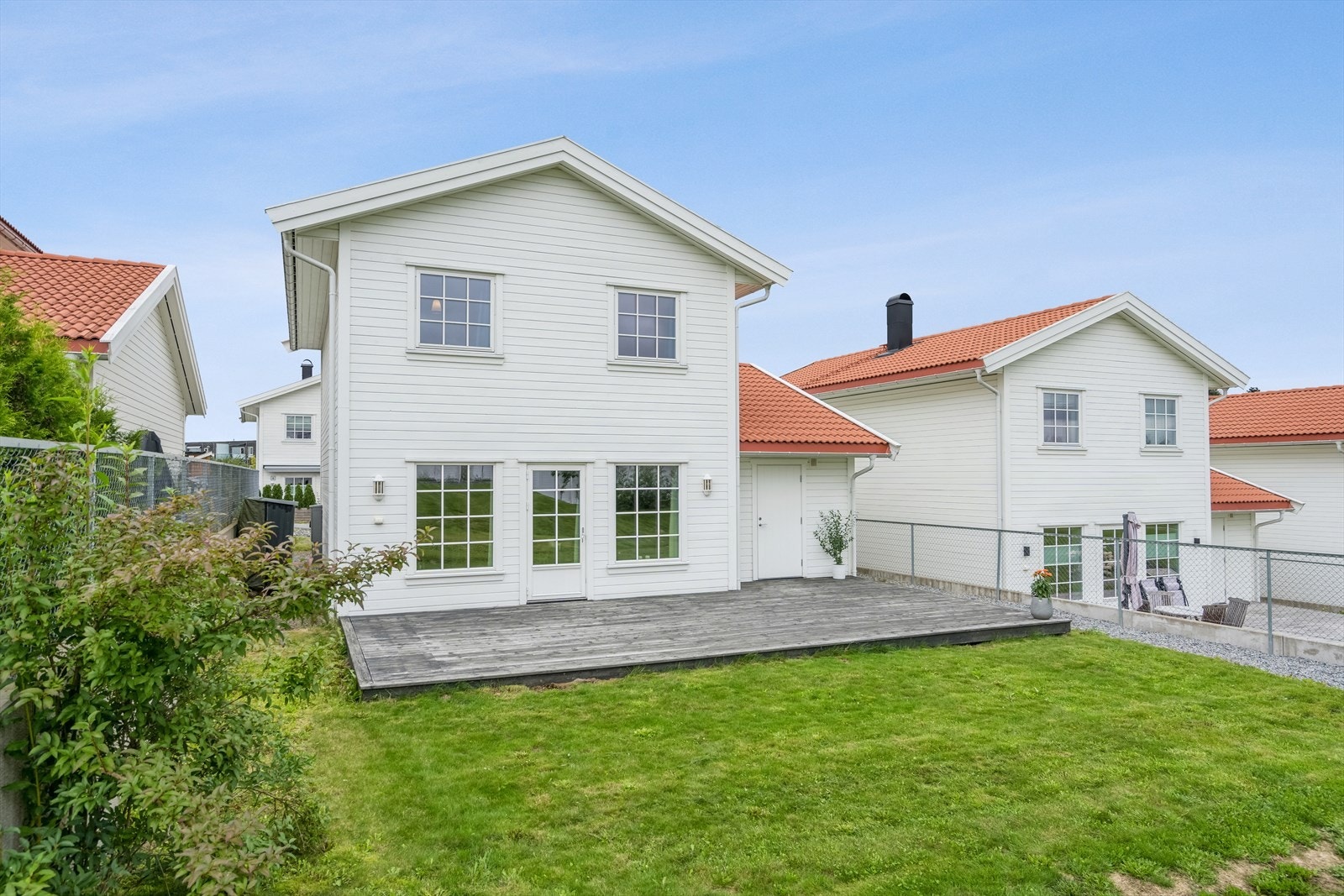 Det er inngang til boden fra terrassen og fra garasjen Galleribilde