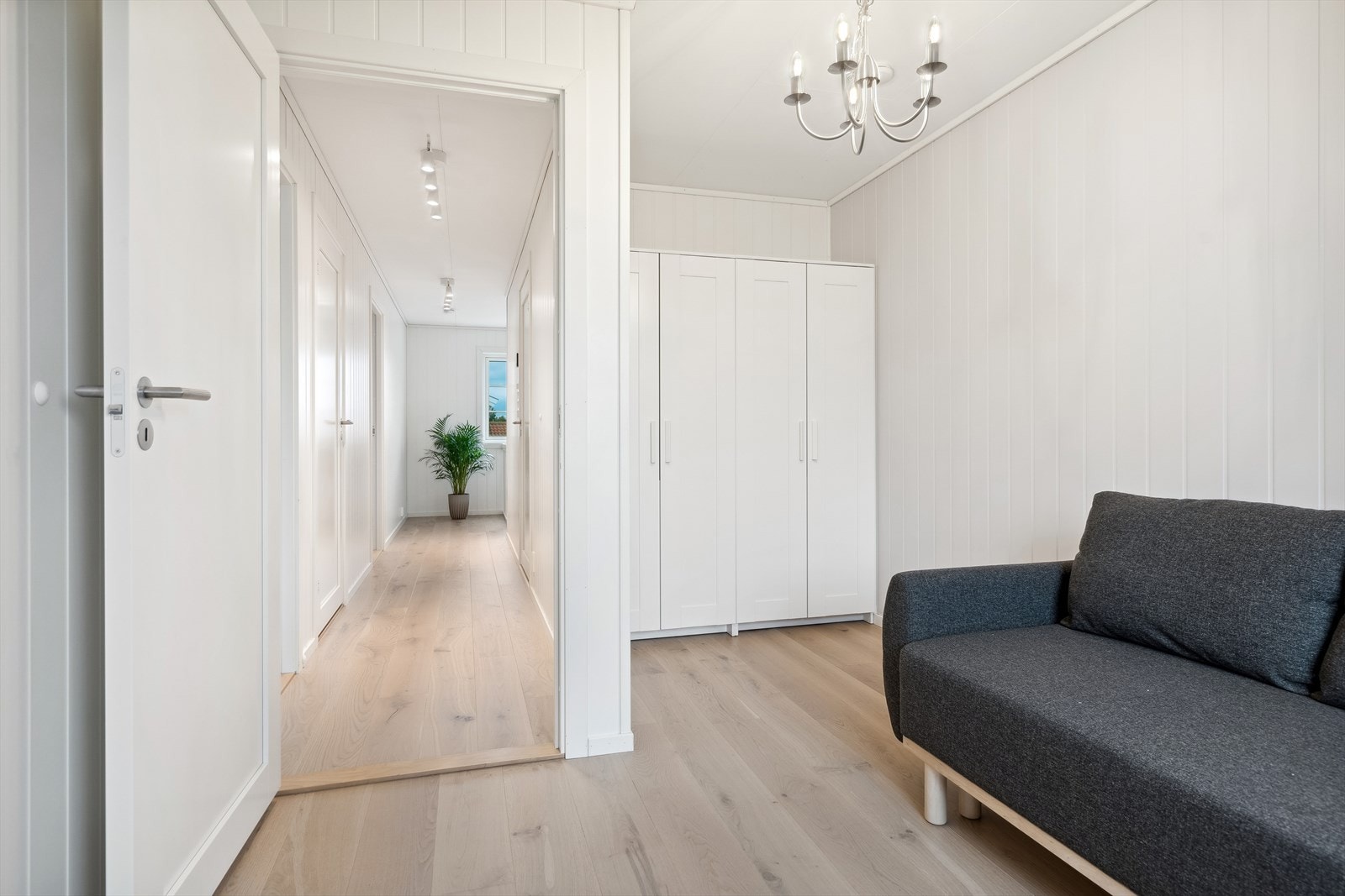 Soverom 3 har garderobeskap og god plass til seng med tilhørende møblement Galleribilde