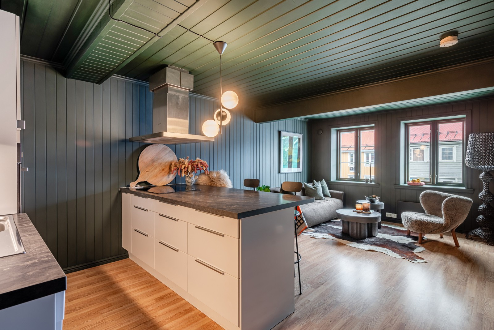 Den gode planløsningen har naturlige soner for sofagruppen og spisebordet.