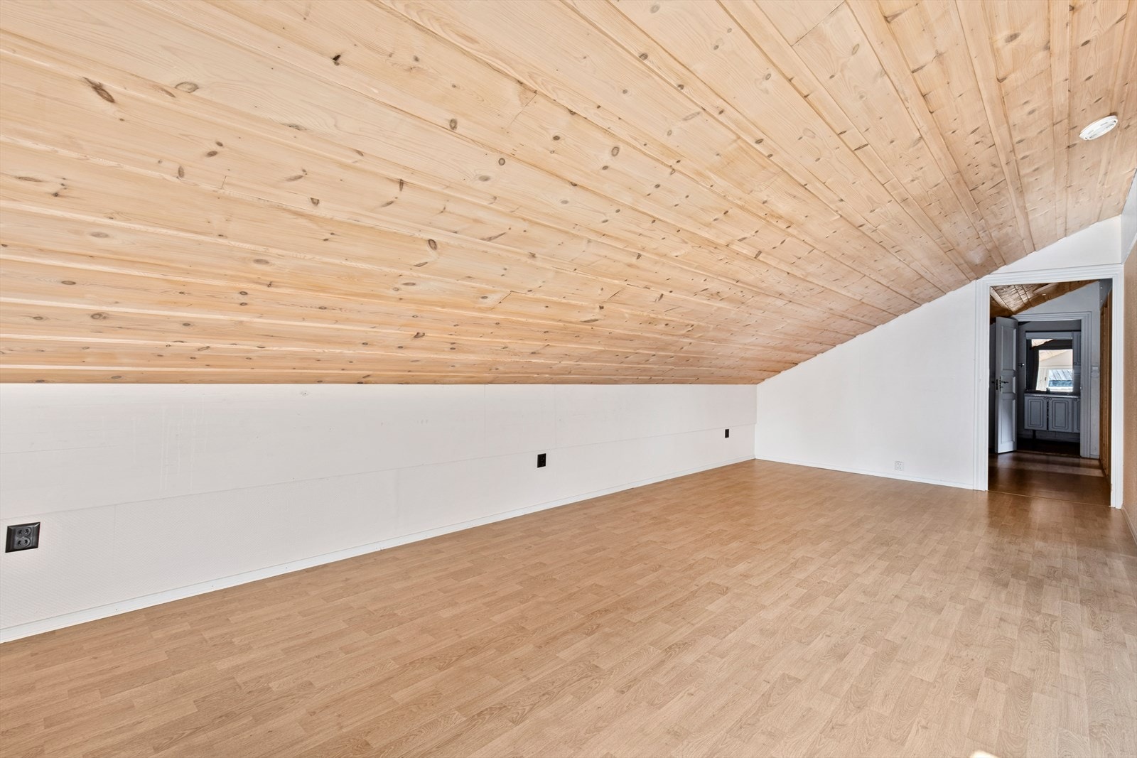 Oppholdsrom/ stue i toppetasje. NB: deler av arealet er ikke målbart areal. Galleribilde