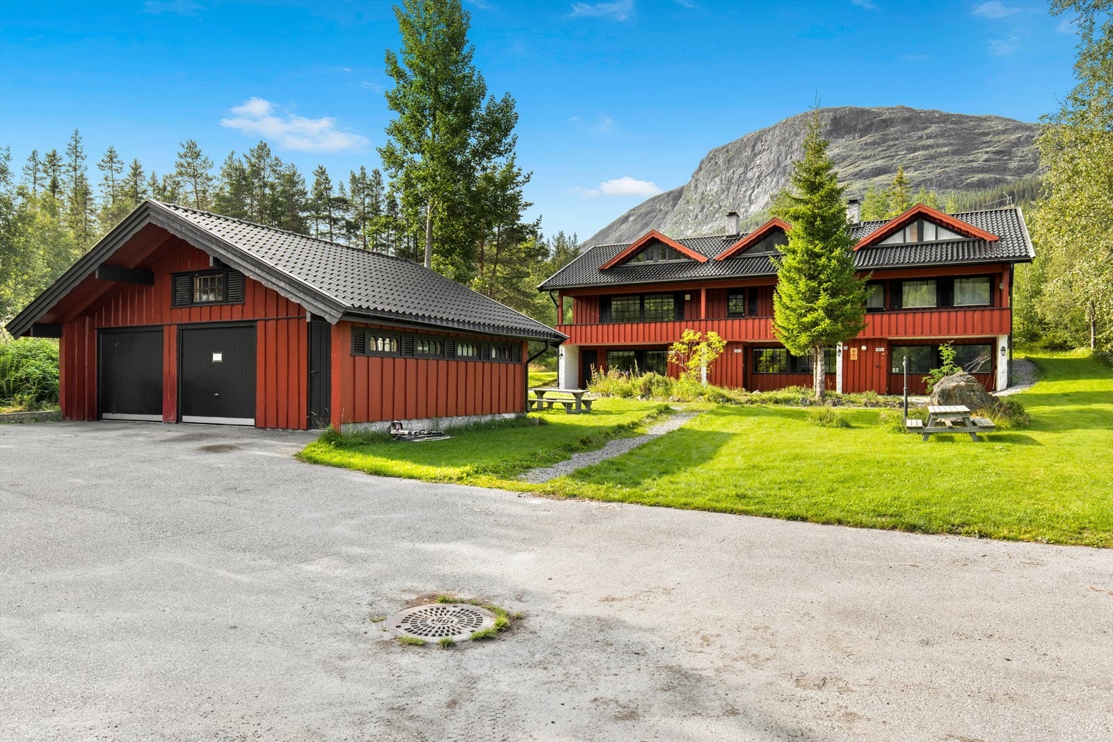 Leiligheten har også garasjeplass i felles garasje. Galleribilde
