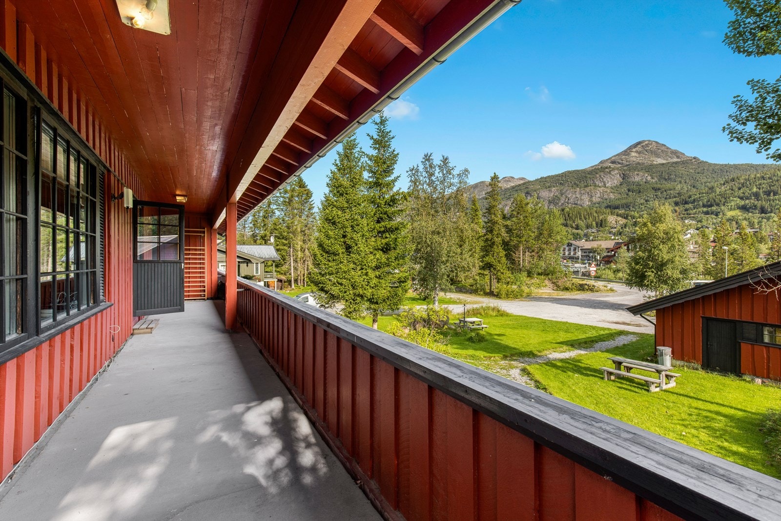 Overbygget balkong med utgang fra stue. Galleribilde