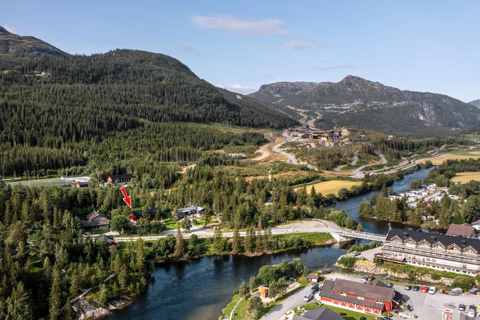 Stor toppleilighet over to plan med god og sentral beliggenhet i nærheten av Hemsedal sentrum. Galleribilde