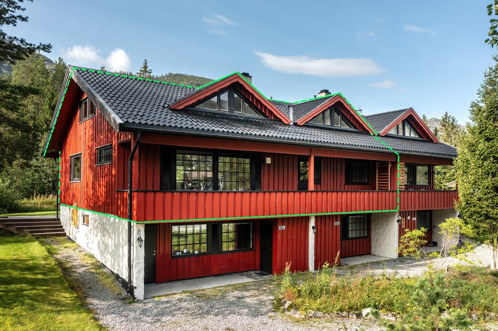 Leiligheten er gjennomgående i leilighetsbygget toppetasje. Galleribilde