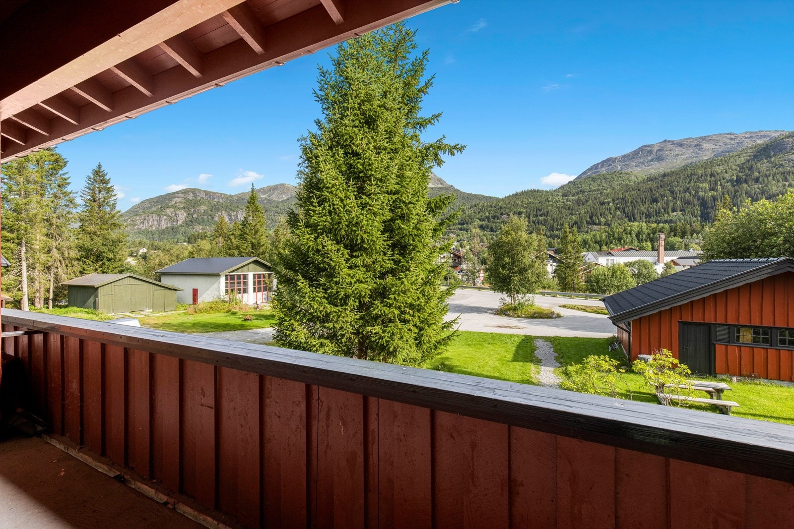 Overbygget balkong med utgang fra stue. Galleribilde