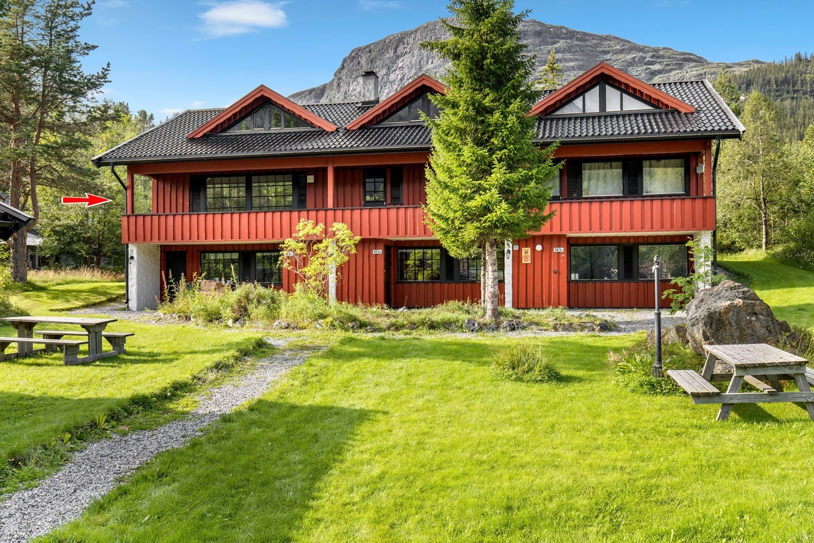 Mindre sameie og leilighetsbygg med kun 5 bolig seksjoner. Galleribilde