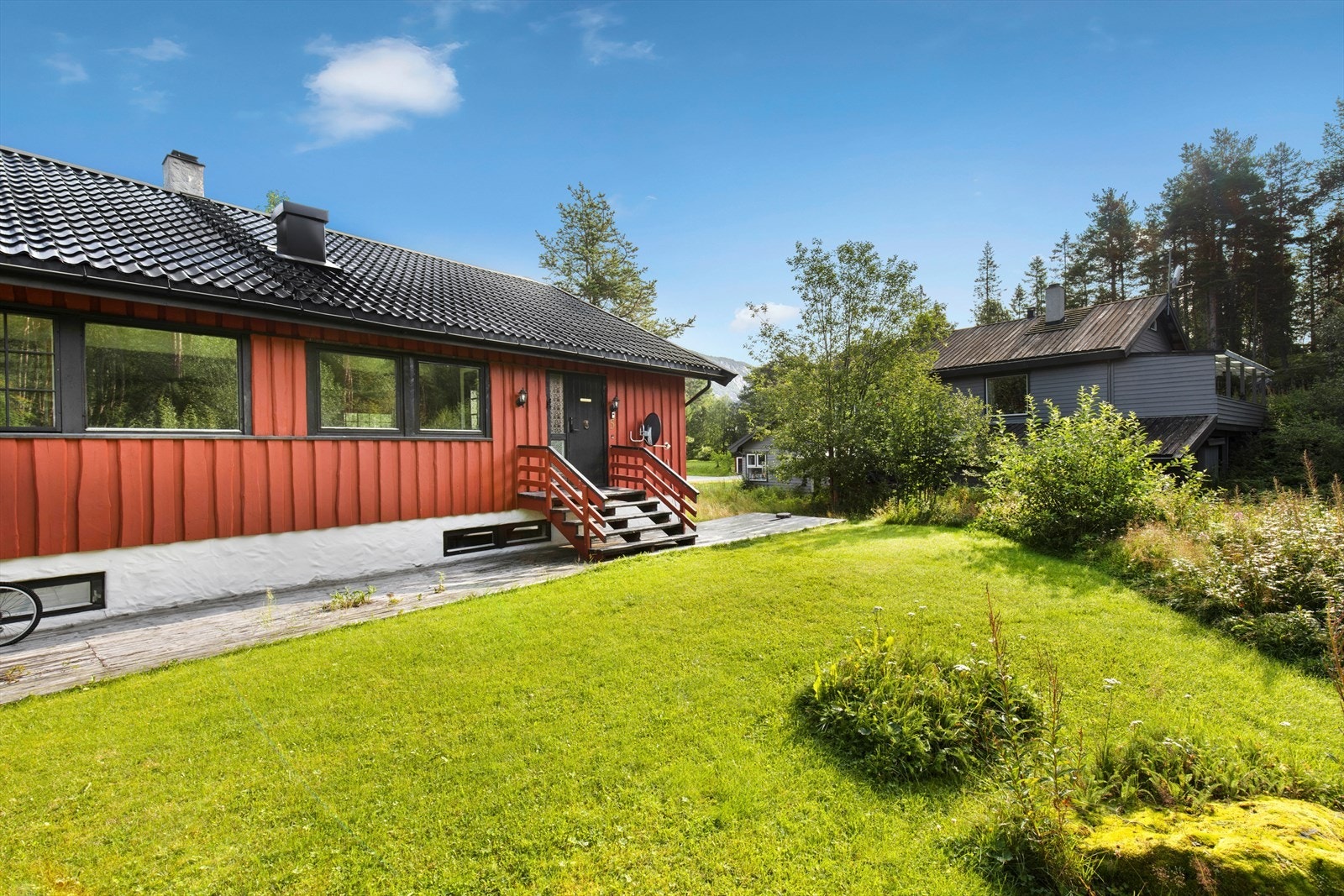 Inngangsparti og felles grøntareal på baksiden mot syd. Galleribilde