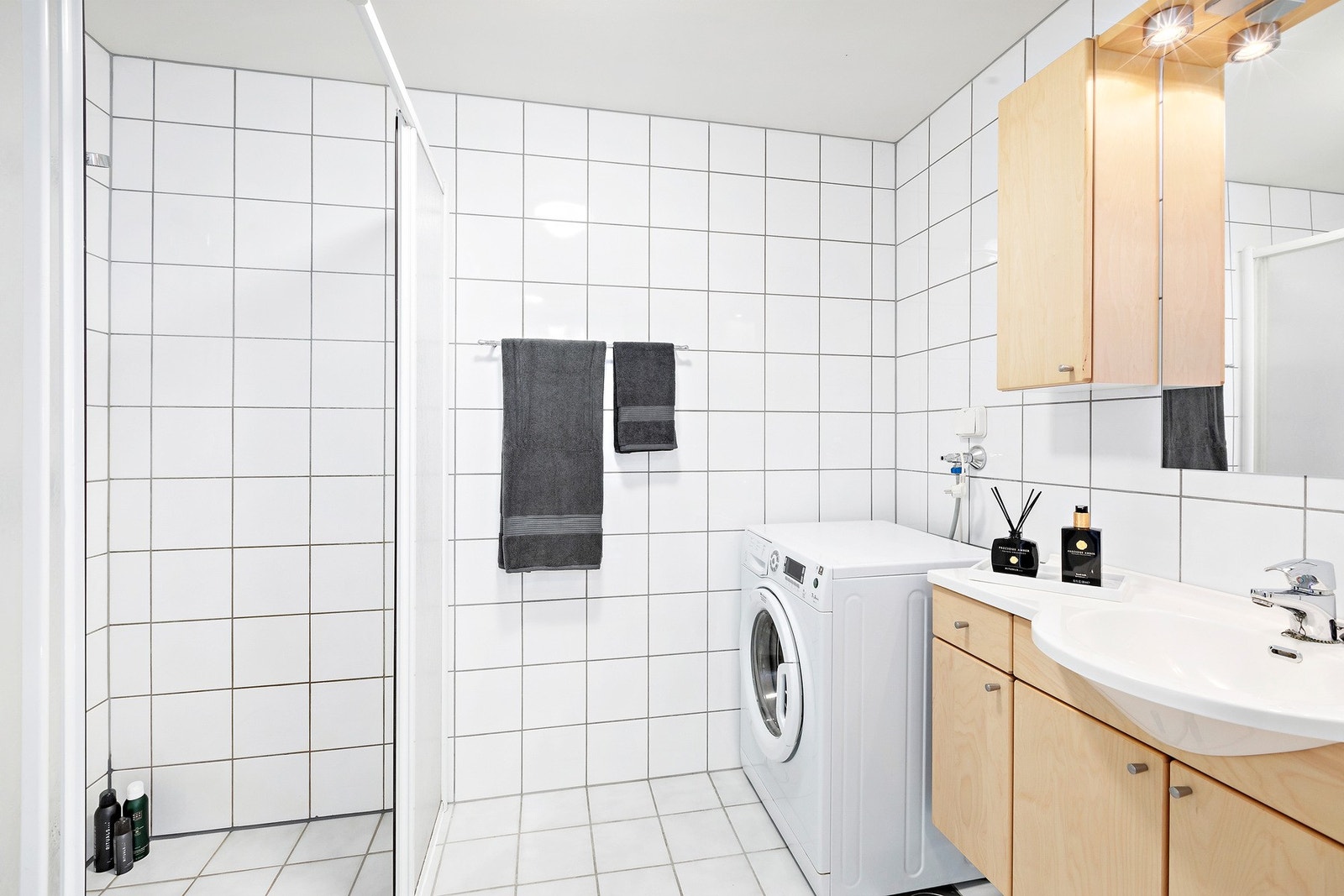 Badet består av toalett, dusjhjørne og opplegg for vaskemaskin. Galleribilde
