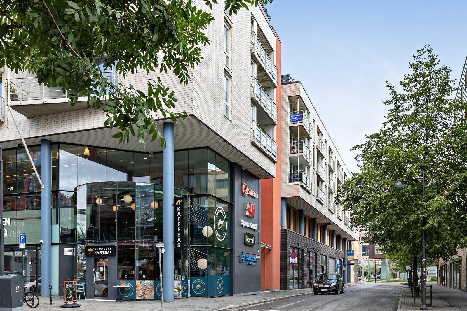 Fantastiske omgivelser ved Bassenget med brygge og småbåthavn. Umiddelbar nærhet til alt av fasiliteter og servicefunksjoner på Solsiden. Galleribilde