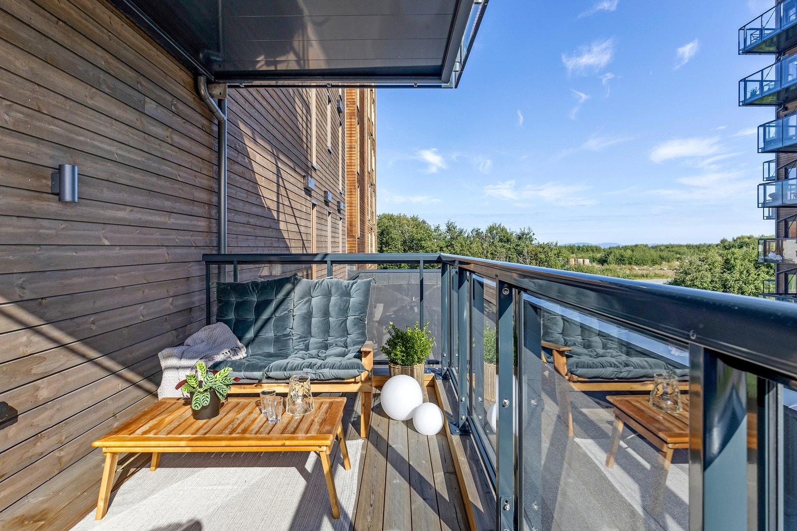 Leiligheten ligger svært godt til og har utsyn mot elvesvingen. Her kommer morgensolen inn sommerstid. Galleribilde