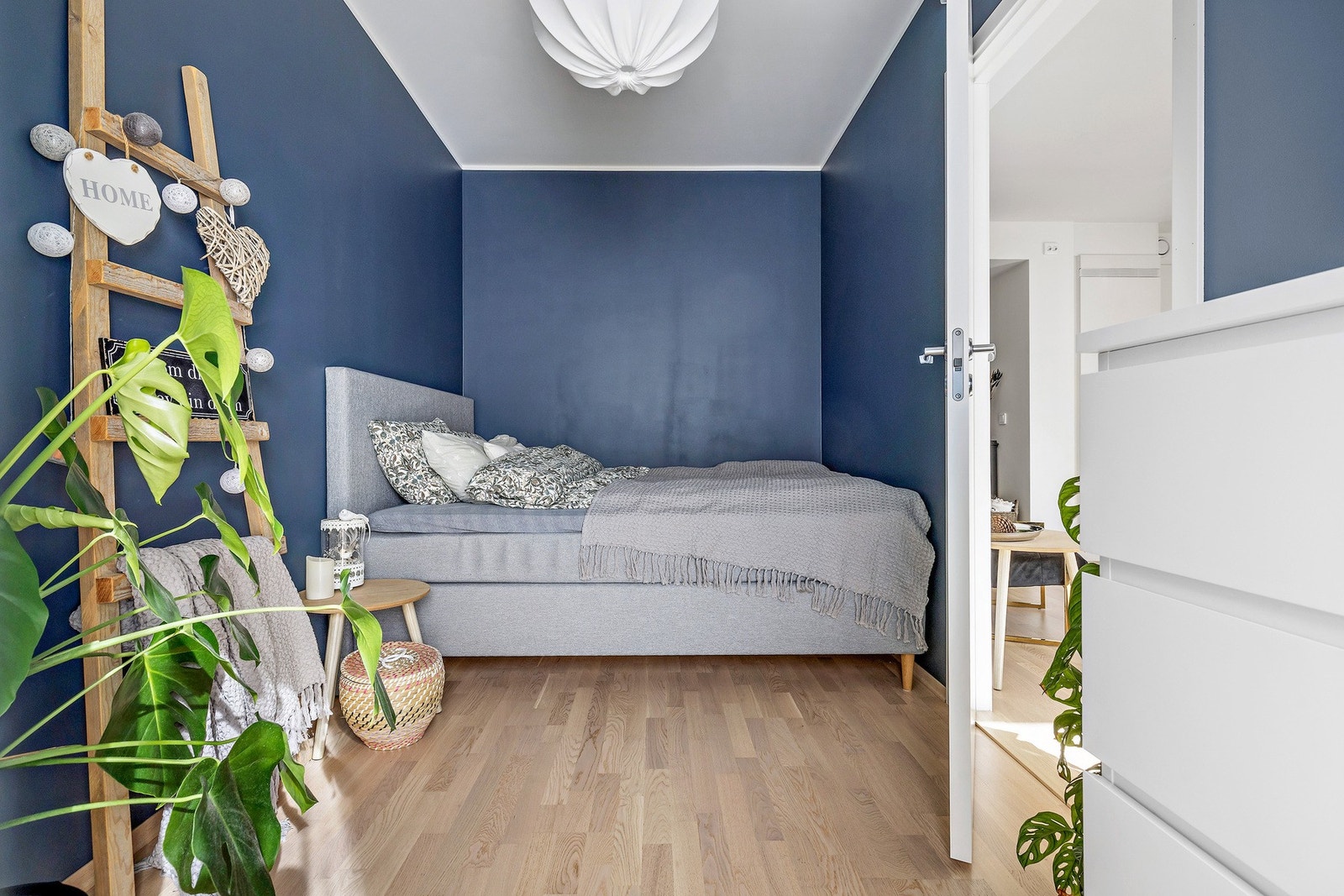 Soverommet ligger vegg i vegg med stuen. Her er det plass til dobbeltseng, garderobe og kommode for ekstra oppbevaring. Galleribilde