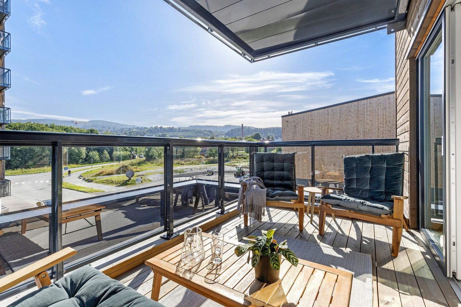 Fra stuen får du utgang til en solrik og romslig takterrase på 8,5 kvm. Galleribilde