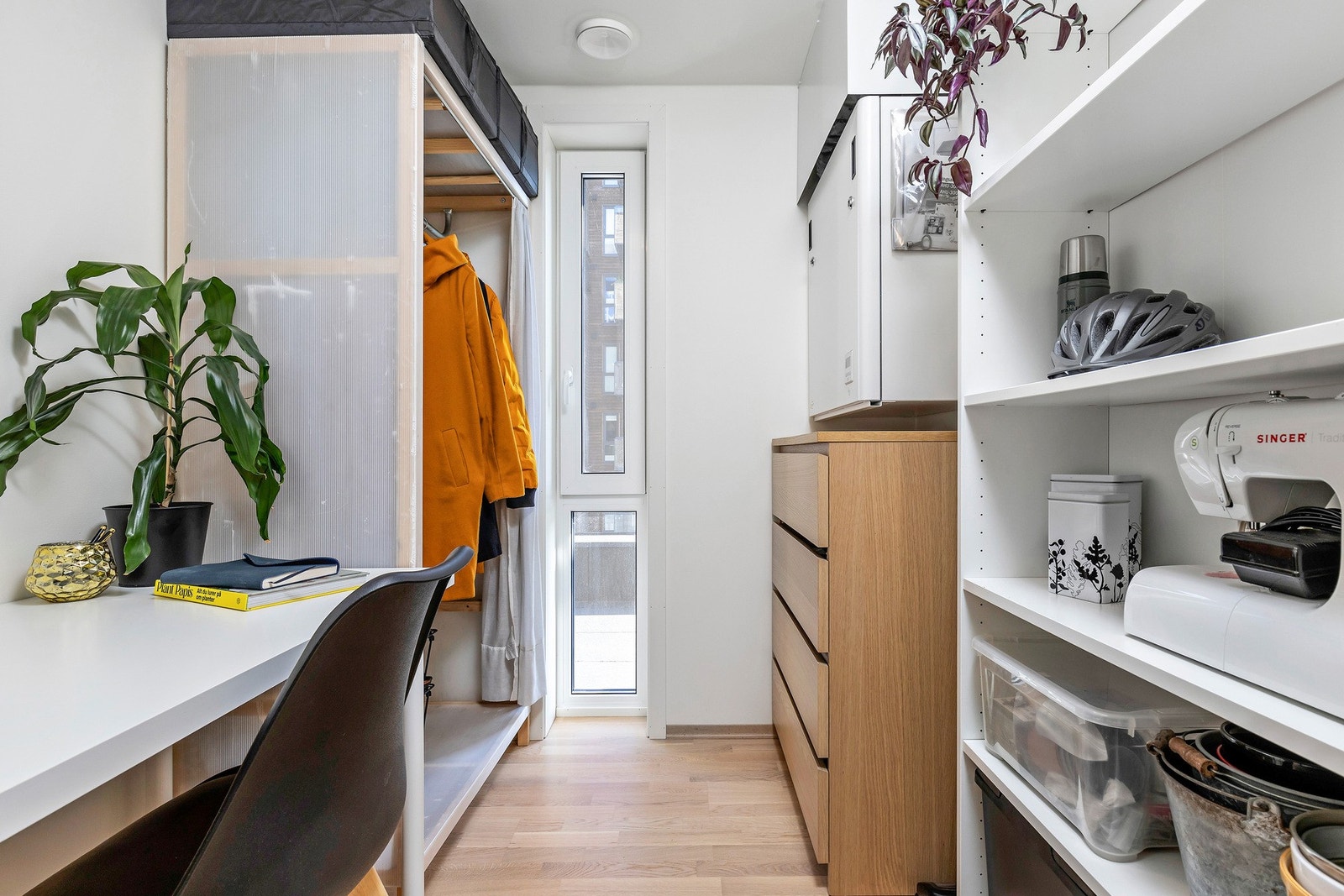 Ekstra bod i gangen som er benyttet til kontor/garderobe av dagens eier. Rommet ligger innenfor noen meter fra inngangdøren til leiligheten. Galleribilde