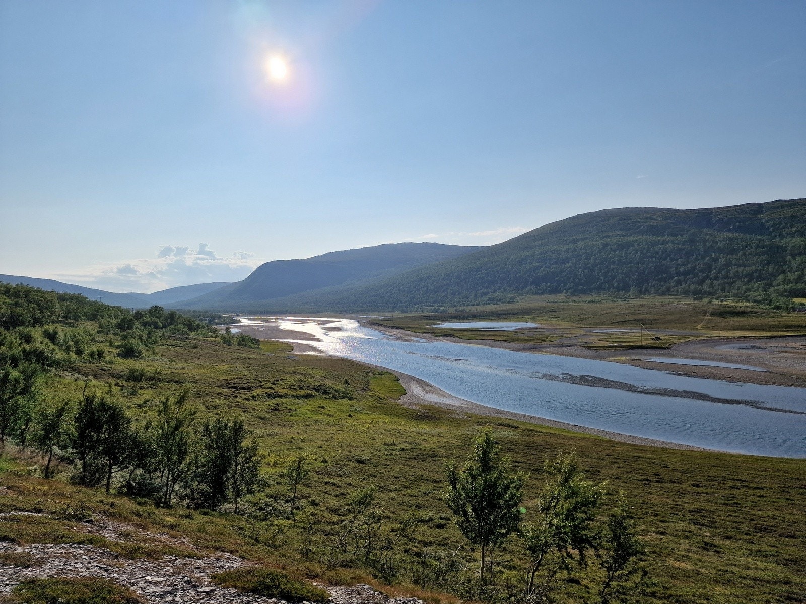 Dalen med den populære lakseelva ligger i kort avstand fra eiendommen Galleribilde