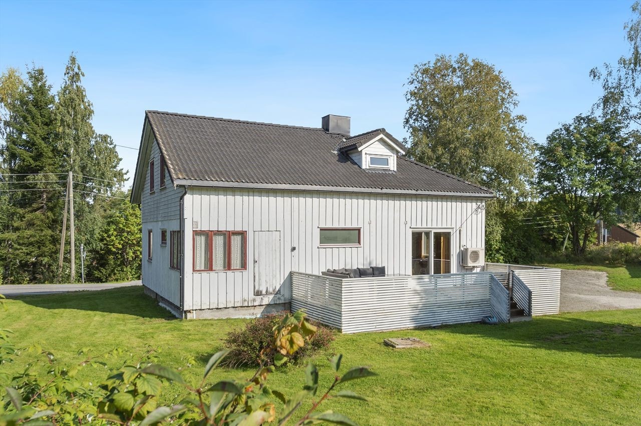 Stor og solrik terrasse med utgang fra stuen Galleribilde